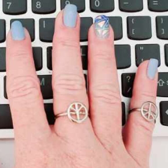 💋💋💋 Peace Ring or Knuckle Ring Silver Tone - Picture 2 of 4